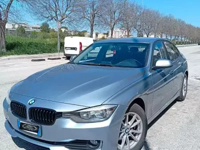 Begagnad BMW 318 Luxury Line 143 HK (105 kW) 2013 Grå Sedan