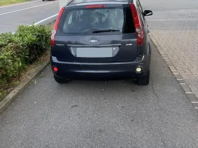 Usata Ford Fiesta 68 CV (50 kW) 2006 Blu Utilitaria