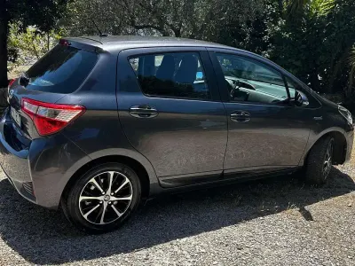 Usata Toyota Yaris Hybrid Active 73 CV (53 kW) 2018 Argento Berlina
