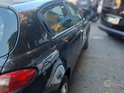 Usata Alfa Romeo 147 101 CV (74 kW) 2004 Nero Utilitaria