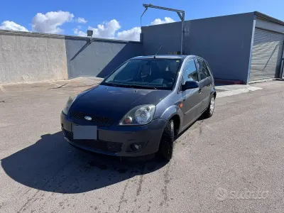 Usata Ford Fiesta 68 CV (50 kW) 2006 Grigio Utilitaria