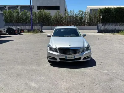 Usata Mercedes E350 265 CV (194 kW) 2011 Grigio Station wagon