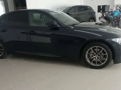 Usata Alfa Romeo Giulia Super 179 CV (131 kW) 2018 Blu/azzurro Berlina