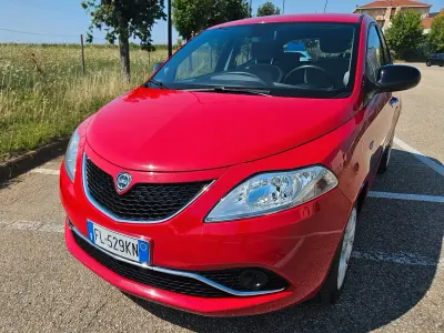 Usata Lancia Ypsilon Gold 95 CV (69 kW) 2017 Rosso Utilitaria