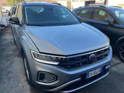Usata VW T-Roc Life 115 CV (84 kW) 2024 Pyrit silver / tetto nero SUV