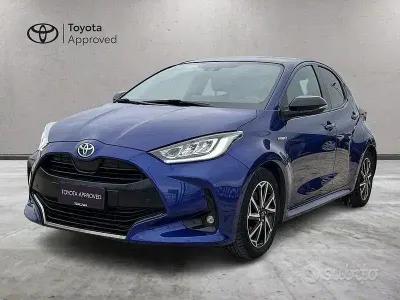 Begagnad Toyota Yaris Hybrid Lounge 116 HK (85 kW) 2021 Blå Sedan