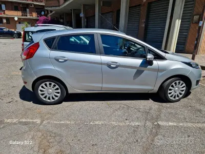 Usata Ford Fiesta 80 CV (58 kW) 2015 Grigio Utilitaria