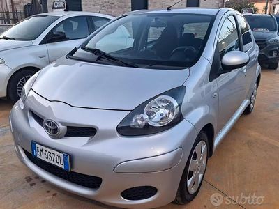 Usata Toyota Aygo Connect Style 70 CV (51 kW) 2012 Grigio Utilitaria