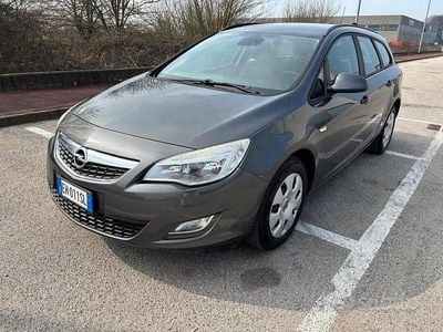 Usata Opel Astra Cosmo 101 CV (74 kW) 2011 Grigio Station wagon