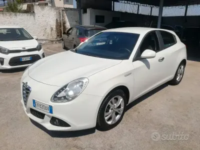 Usata Alfa Romeo Giulietta Distinctive 170 CV (125 kW) 2011 Bianco Utilitaria