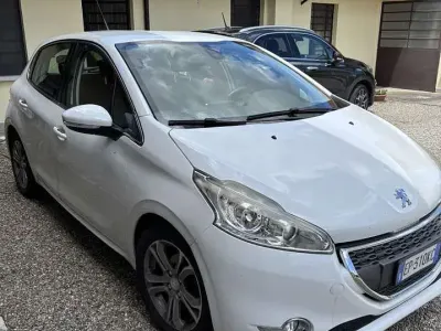 Usata Peugeot 208 Allure 82 CV (60 kW) 2012 Bianco Utilitaria