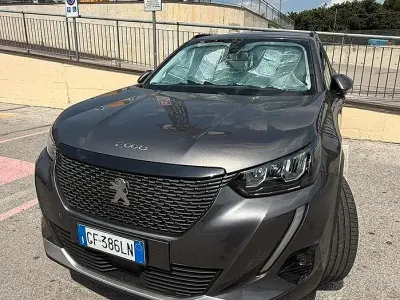 Usata Peugeot 2008 Allure 110 CV (80 kW) 2021 Grigio SUV