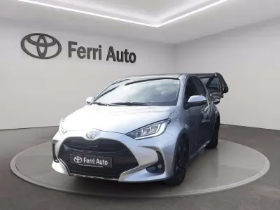 Usata Toyota Yaris Hybrid Lounge 131 CV (96 kW) 2026 Silver met Berlina