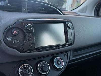 Usata Toyota Yaris Active 69 CV (50 kW) 2015 Grigio Berlina