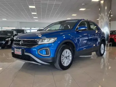 Usata VW T-Roc Life 110 CV (80 kW) 2023 Bluazzurro SUV