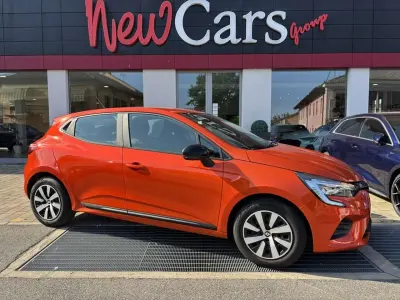 Usata Renault Clio V SE 67 CV (49 kW) 2023 Arancione Berlina