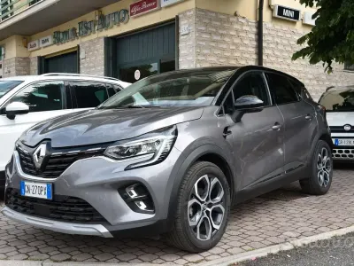 Usata Renault Captur Techno 101 CV (74 kW) 2023 Grigio SUV
