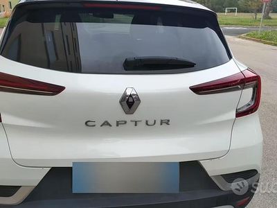 Begagnad Renault Captur 101 HK (74 kW) 2022 Vit SUV