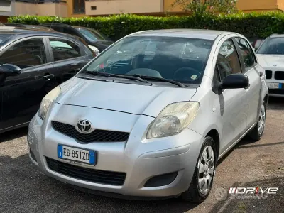 Usado Toyota Yaris 69 CV (50 kW) 2010 Gris Utilitario