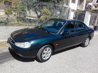 Begagnad Ford Mondeo Ghia 130 HK (95 kW) 1997 Grön Sedan