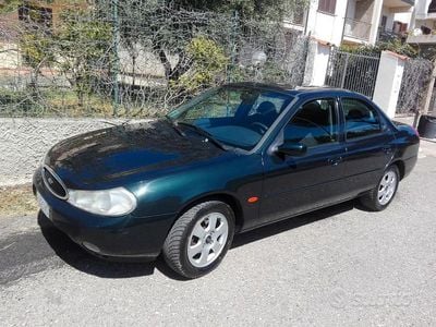 Begagnad Ford Mondeo Ghia 131 HK (96 kW) 1997 Grön Sedan