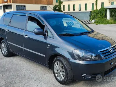 Usata Toyota Avensis 150 CV (110 kW) 2003 Grigio Monovolume
