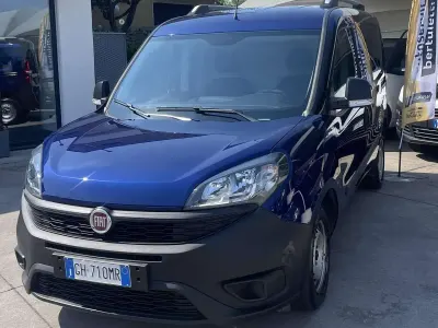 Usata Fiat Doblò 90 CV (66 kW) 2022 Blu/azzurro Monovolume