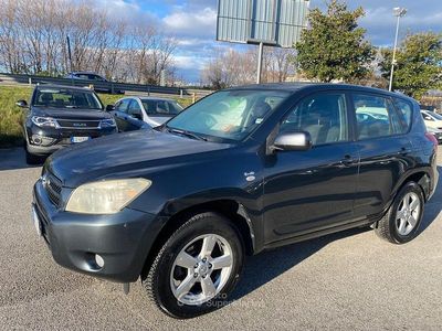 Usata Toyota RAV4 136 CV (100 kW) 2007 Gray SUV