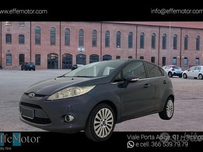 Usata Ford Fiesta Titanium 82 CV (60 kW) 2010 Grigio Utilitaria