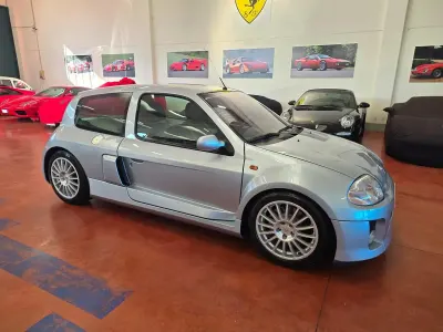 Usata Renault Clio 226 CV (166 kW) 2002 Argento Berlina