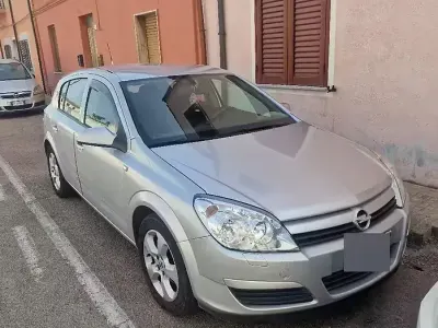 Używany Opel Astra 101 KM (74 kW) 2005 Szary Sedan/Limuzyna