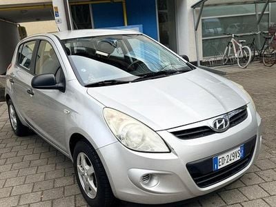 Usata Hyundai i20 Comfort 77 CV (56 kW) 2011 Argento Utilitaria