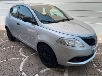 Usata Lancia Ypsilon Silver 69 CV (50 kW) 2021 Argento Utilitaria