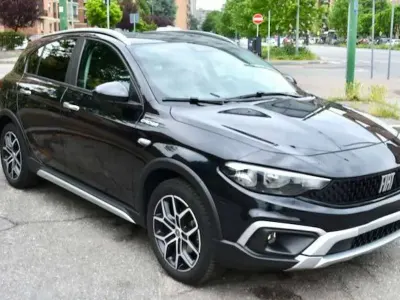 Usata Fiat Tipo Cross 131 CV (96 kW) 2022 Nero vulcano Berlina