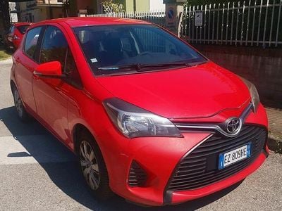 Usata Toyota Yaris Cool 69 CV (50 kW) 2015 Rosso Utilitaria