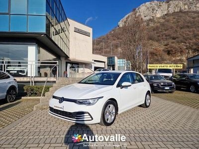 Usata VW Golf VIII Life 131 CV (96 kW) 2022 Bianco Utilitaria