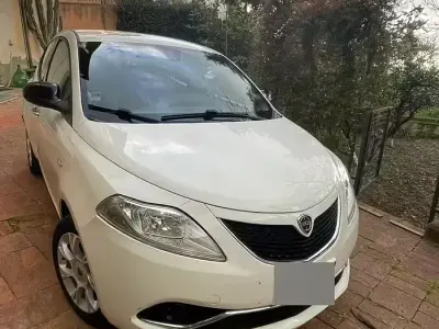 Usata Lancia Ypsilon 69 CV (50 kW) 2015 Bianco Utilitaria