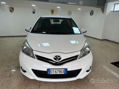 Usata Toyota Yaris Lounge 69 CV (50 kW) 2013 Bianco Berlina