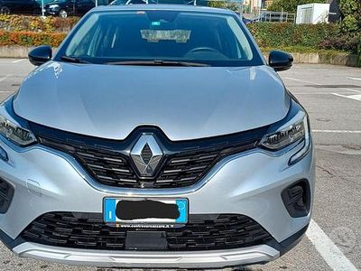 Usata Renault Captur Zen 91 CV (66 kW) 2021 Argento SUV