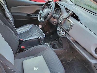 Usata Toyota Yaris Cool 69 CV (50 kW) 2018 Grigio Berlina