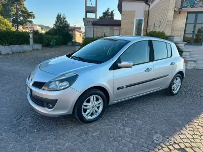 Usata Renault Clio II 68 CV (50 kW) 2006 Grigio Berlina