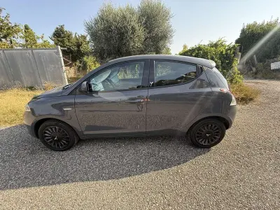 Usata Lancia Ypsilon 69 CV (50 kW) 2015 Grigio Utilitaria