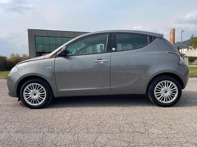 Usata Lancia Ypsilon Gold 69 CV (50 kW) 2016 Grigio Utilitaria