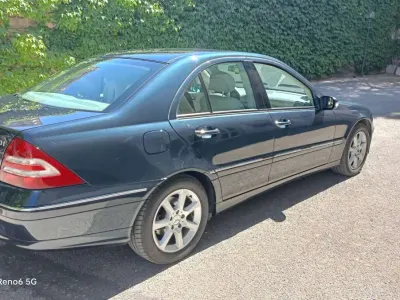 Usata Mercedes C220 Elegance 150 CV (110 kW) 2005 Blu/azzurro Berlina