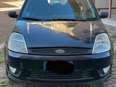 Usata Ford Fiesta 75 CV (55 kW) 2003 Nero Utilitaria