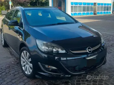 Usata Opel Astra 130 CV (95 kW) 2013 Nero Station wagon