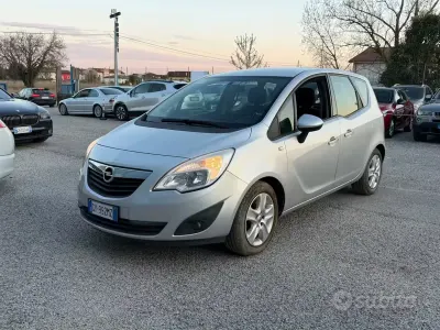Usado Opel Meriva Cosmo 101 CV (74 kW) 2013 Gris Monovolumen