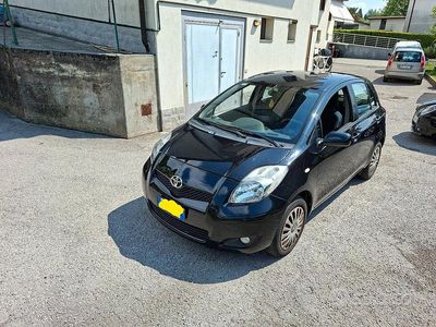 Usata Toyota Yaris Sol 69 CV (50 kW) 2010 Nero Utilitaria