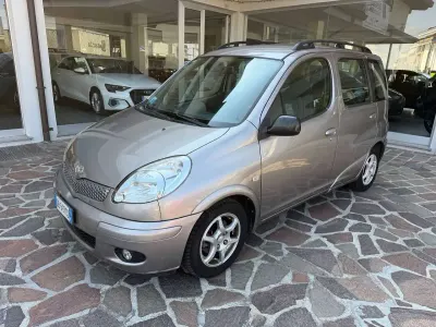 Usata Toyota Yaris Verso Sol 84 CV (61 kW) 2006 Grigio Monovolume