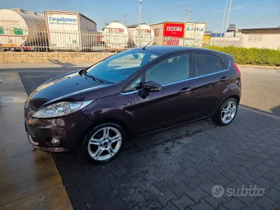 Usata Ford Fiesta 97 CV (71 kW) 2010 Rosso Berlina